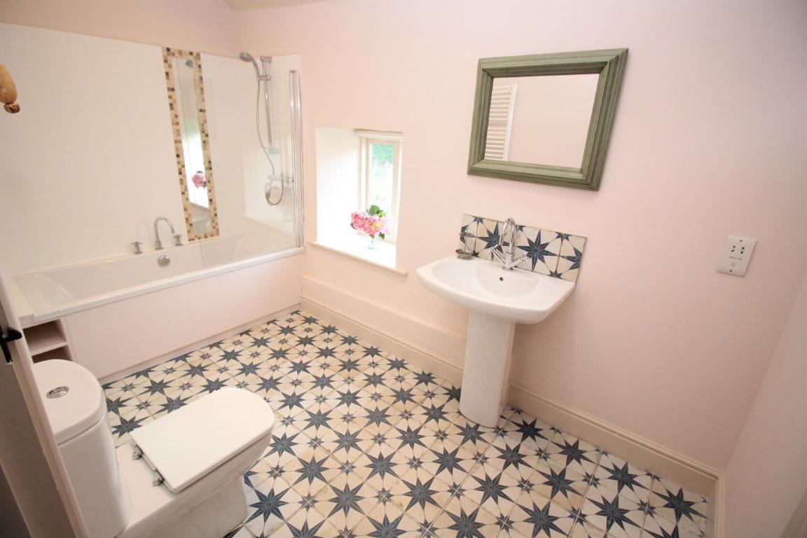 Country Retreat, Hot Tub, Games Room, Dog Friendly Holiday home *